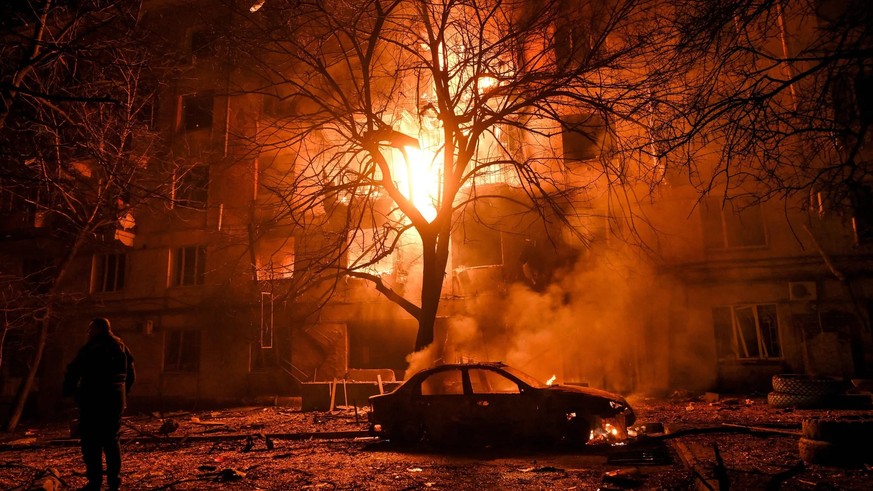 Un immeuble en feu à Zaporijia, après une attaque russe à l&#039;aide de drones kamikazes: l&#039;Ukraine n&#039;est pas encore en mesure d&#039;intercepter tous les projectiles.