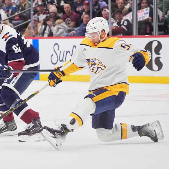 Roman Josi (à droite) a offert deux assists à son équipe de Nashville. (Archives)