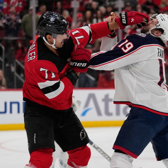 Jonas Siegenthaler se bat contre un Adam Fantilli sans gants