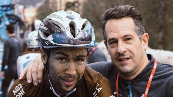 Julien Jurdie (à dr.) avec un de ses coureurs il y a quatre ans après une étape épique sur Paris-Nice.