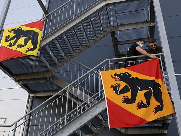 Des antiséparatistes ont installé des drapeaux Bernois derrière leur stamm au Forum de l&#039;Arc.