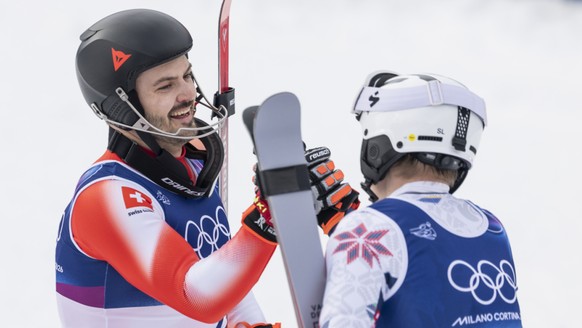 Le nouveau champion olympique de slalom Loïc Meillard est félicité par Henrik Kristoffersen, 3e de cette course