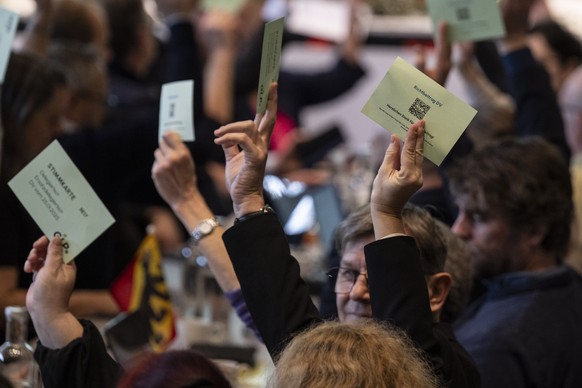 Die Delegierte stimmt ueber ein Geschaeft ab an der Delegiertenversammlung der Gruenliberalen Partei Schweiz, GLP, am Samstag, 25. Januar 2025, in Thun. (KEYSTONE/Peter Schneider)