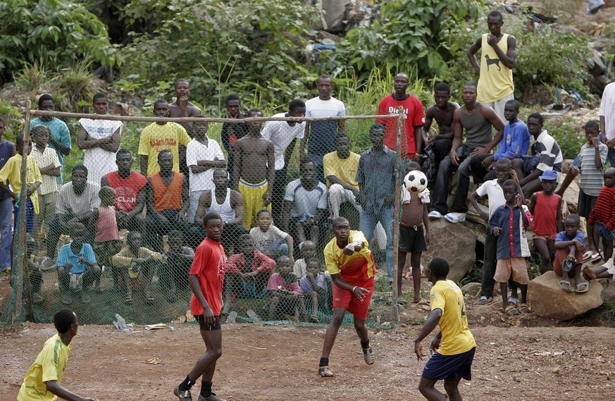 Des joueurs de football amateurs en Sierra Leone.