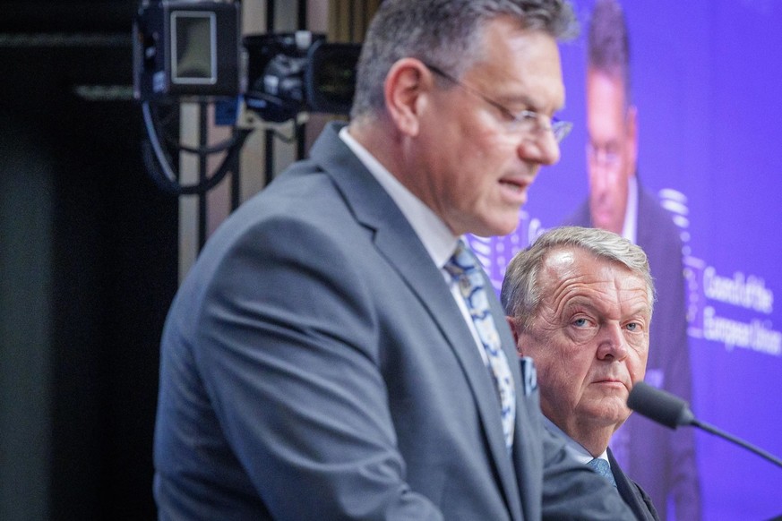«Nous ne voulons pas de guerre commerciale, mais nous devons nous préparer», déclare le ministre danois des Affaires étrangères, Lars Lokke Rasmussen, aux côtés du commissaire européen au Commerce, Ma ...