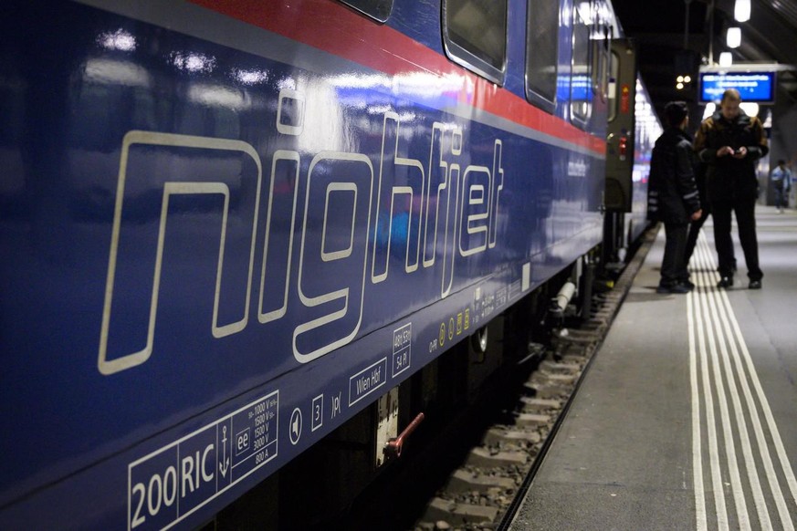 Un passager marche le long d&#039;un train de nuit &quot;Nightjet&quot; exploite par la compagnie Oesterreichische Bundesbahnen,OBB, qui relie les villes de Zuerich et Vienne en Autriche le dimanche 9 ...