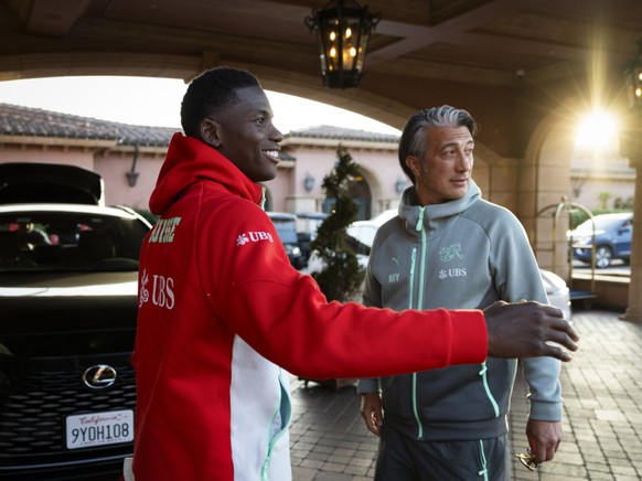 Breel Embolo a été accueilli par Murat Yakin à son arrivée à l'hôtel de l'équipe de Suisse à San Diego.