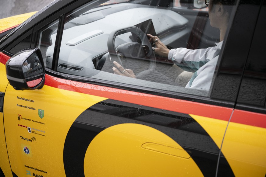 Der selbstfahrende AmiGo von Postauto Schweiz, aufgenommen auf der Testrecke nach einer Medienkonferenz zum Projektstand, am Freitag, 12. Juni 2026, in Altstaetten. Das Fahrzeug wird von der chinesisc ...