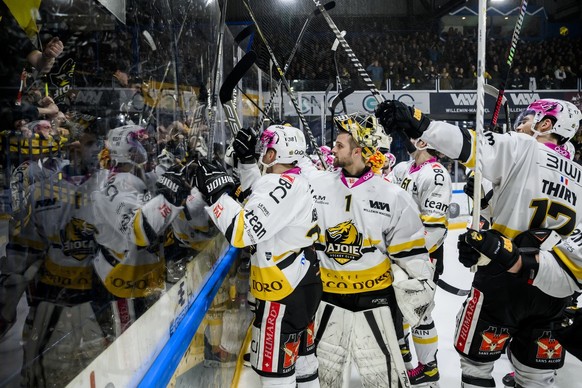 Le gardien Tim Wolf et les joueurs jurassiens fetent la victoire lors du quatrieme match de barrage promotion-relegation de National League/Swiss League de hockey sur glace entre le HC La Chaux-de-Fon ...