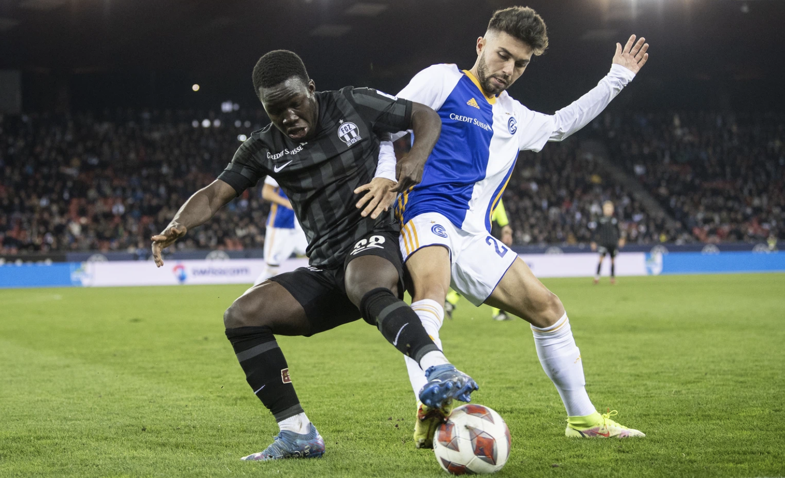 Tant le maillot du FC Zurich (à gauche) que celui de son grand rival GC n'arborent aucun sponsor principal. Une étrangeté en Super League: le chandail de tous les autres clubs en a un.