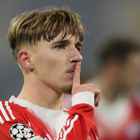 Lennart Karl célèbre après avoir marqué pour le Bayern