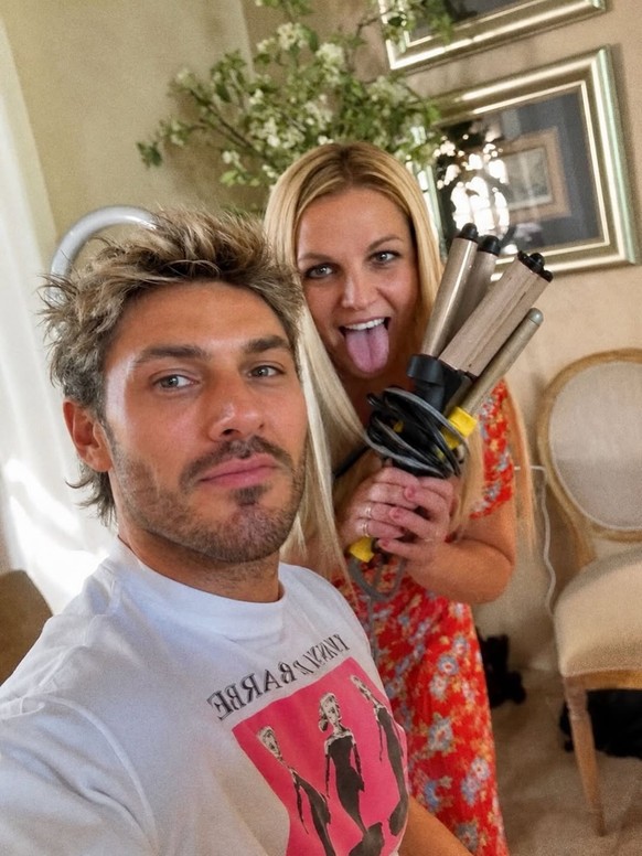 Britney Spears a dévoilé une nouvelle coiffure élégante et des extensions après un rendez-vous avec le coiffeur des stars, Chris Appleton, lundi.