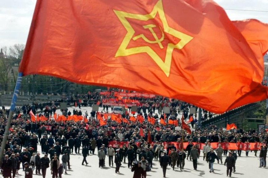 Les communistes défilent à Moscou le jour de la fête du Travail en 2000,