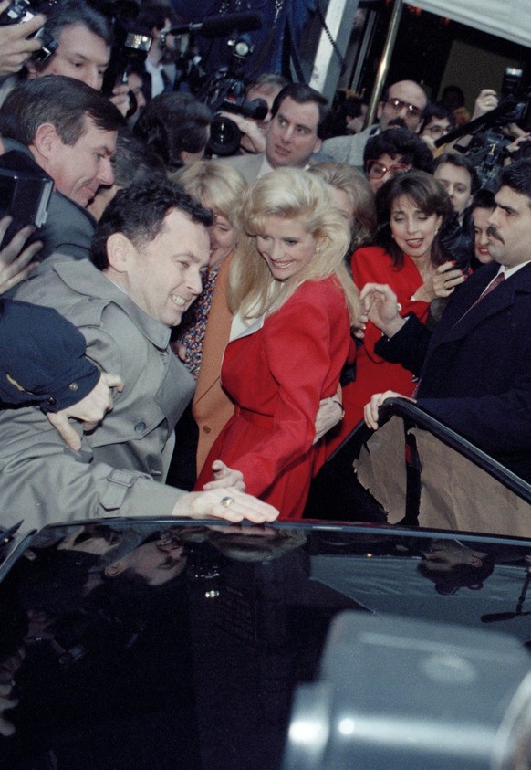 Ivana Trump à la sortie d'un restaurant huppé à New York, en 1990.