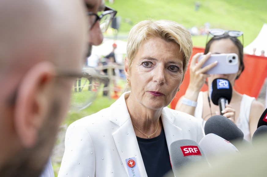 Bundesraetin Karin Keller-Sutter waehrend ihres statemente zum Thema US-Steuern auf der Ruetliwiese, anlaesslich der Bundesfeier auf dem Ruetli, welche im Zeichen von Einklang und Vielfalt steht, am F ...