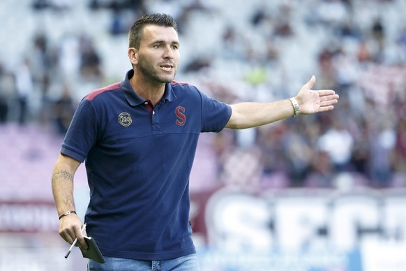 Anthony Braizat, coach of Servette FC, instructs his players, during the Challenge League soccer match of the Swiss Championship between Servette FC and FC Schaffhausen, at the Stade de Geneve stadium ...