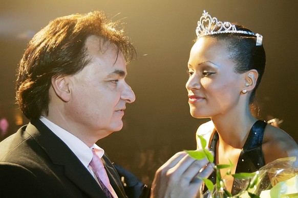 Christian Constantin, president du FC Sioni, qui fait partie du jury, felicite la Neuchateloise Liliane Murenzi, 24 ans, qui est elue nouvelle Miss Suisse Romande 2009 lors de la finale de Miss Suisse ...