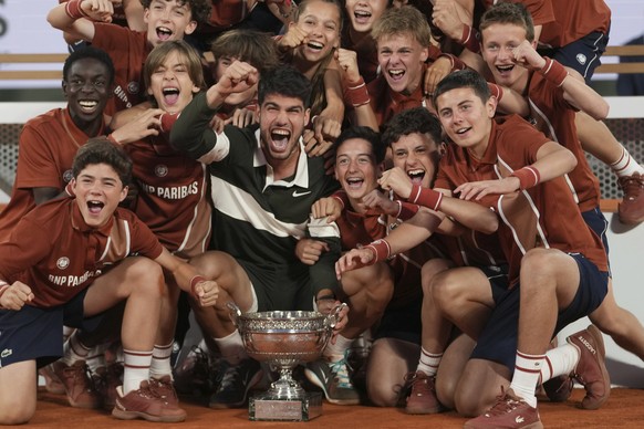 KEYPIX - Spain&#039;s Carlos Alcaraz celebrates with ball boys and girls after winning the final match of the French Tennis Open against Italy&#039;s Jannik Sinner at the Roland-Garros stadium in Pari ...