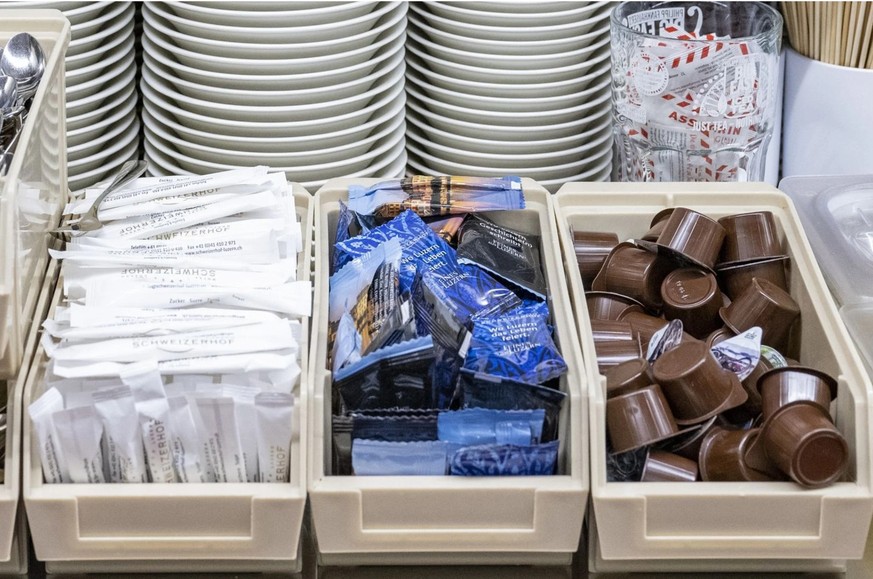 Les dosettes de café et les sachets de sucre bientôt interdits en Suisse? Le professionnel de la restauration n'y croit pas.