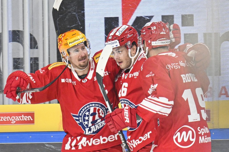 Die Rapperswiler Roman Cervenka, Pontus Aberg und Andrew Rowe, von links, bejubeln das 1-1 im Eishockeyspiel der National League zwischen den Rapperswil-Jona Lakers und dem HC Davos, am Freitag, 17. F ...