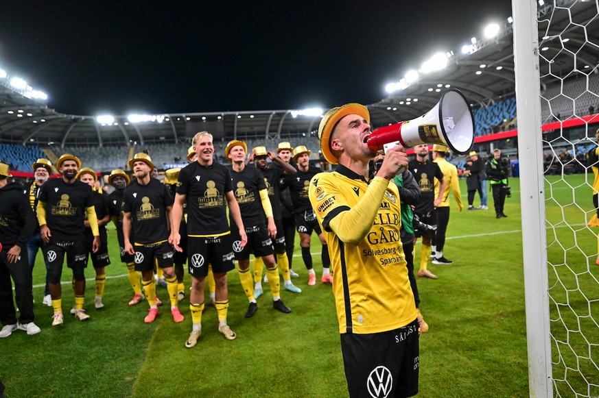 Le capitaine Jesper Gustavsson (avec le mégaphone) a applaudi le superbe état d'esprit de son équipe.