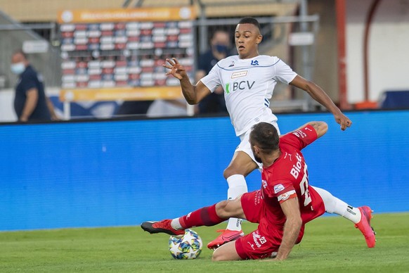 Le joueur zuerichois Granit Lekaj, droite, lutte pour le ballon avec le joueur lausannois Dan Ndoye, gauche, lors de la rencontre de football du Championnat Suisse de Challenge League entre le FC Laus ...