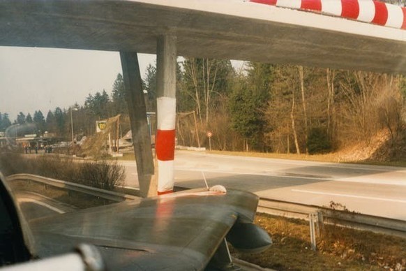 Les ponts étaient marqués de tissus rouges et blancs.