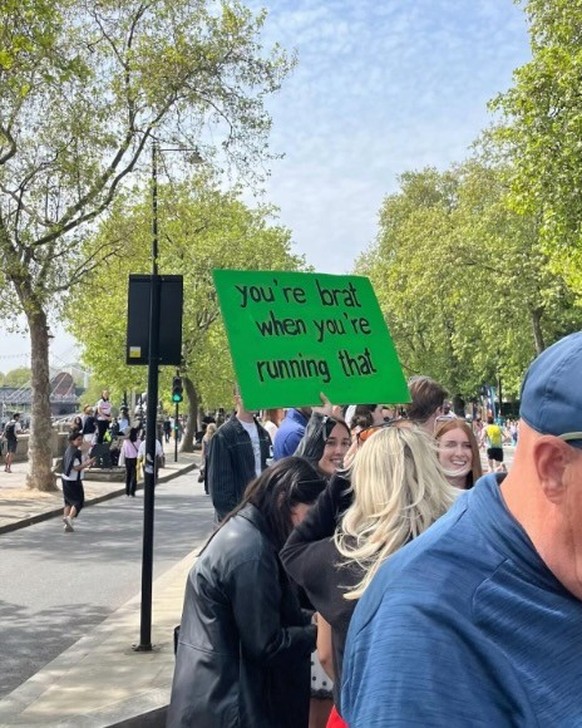Die lustigsten Plakate vom London 2026 
https://www.instagram.com/britlife_/