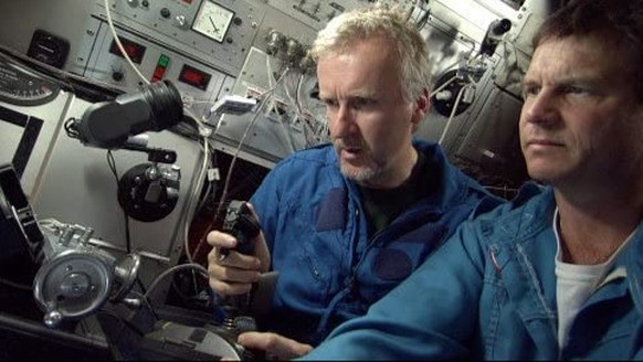 James Cameron and Bill Paxton in Die Geister der Titanic (2003)