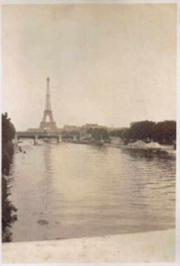 Paris, milieu des années 30. Une photo prise par Angèle.