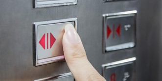 Les boutons des portes d'ascenseurs fonctionnent-ils vraiment?