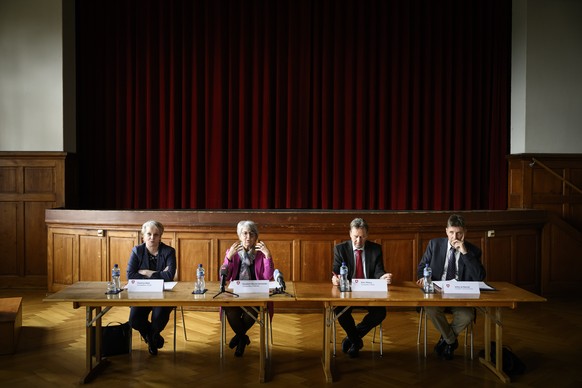 De gauche a droite, La Conseillere d&#039;Etat neuchateloise Florence Nater, La Conseillere federale Elisabeth Baume-Schneider, cheffe du Departement federal de justice et police DFJP, le Conseiller d ...