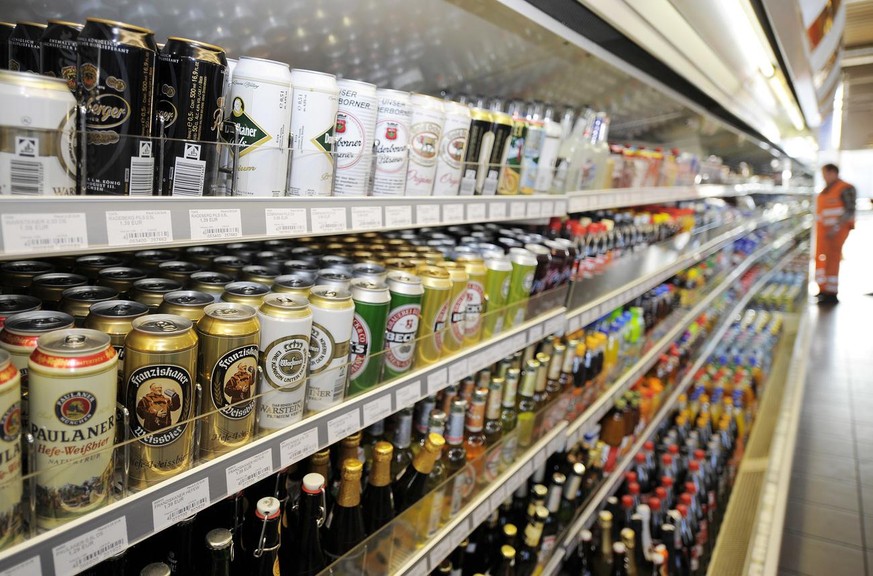 ARCHIV - Bier und Alkoholika stehen am 3. Februar 2008 in einem Kuehlregal einer Tankstelle im Kreis Goeppingen. Verbraucherministerin Ilse Aigner hat die Industrie zu mehr Selbstbeschraenkung bei der ...