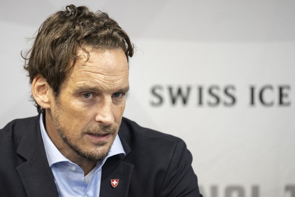 Patrick Fischer, Head Coach der Schweizer A-Nationalmannschaft, spricht an einer Medienkonferenz zu seiner Vertragsverlaengerung, aufgenommen am Mittwoch, 14. Februar 2024 in Kloten Zuerich. (KEYSTONE ...
