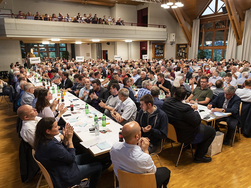 Grande foule lors de l&#039;assembl�e des d�l�gu�s de l&#039;UDC bernoise � Belp. Seuls quelques-uns portaient des masques. (KEYSTONE/Alessandro della Valle)