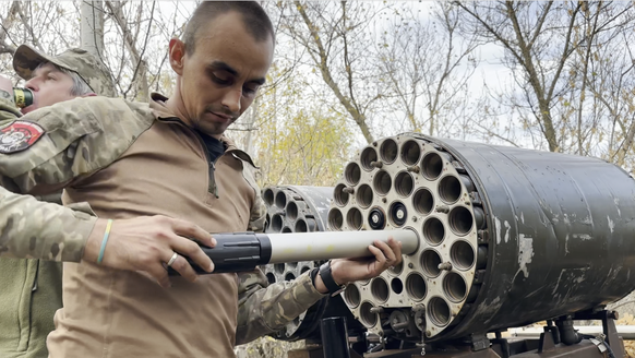 Le soldat portant le nom de guerre «Chacal» alimente un lance-roquettes multiples de fabrication artisanale.