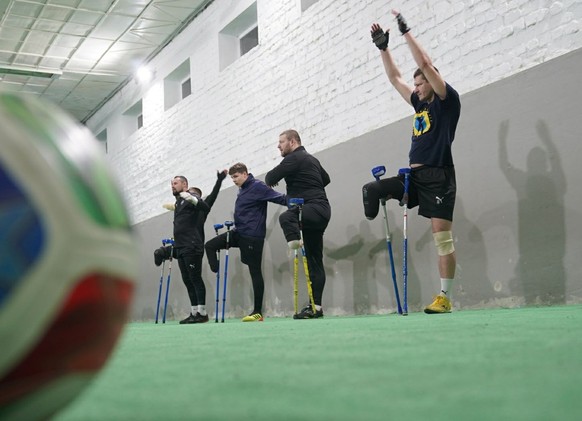«Die Ungebrochenen» wurden vom ukrainischen Unternehmer und Kriegsveteran Wolodymyr Ljach mitgegründet. Rechts vorn im Bild: Dmytro Nabokow. Er wurde im Januar 2023 in die ukrainische Armee eingezogen ...