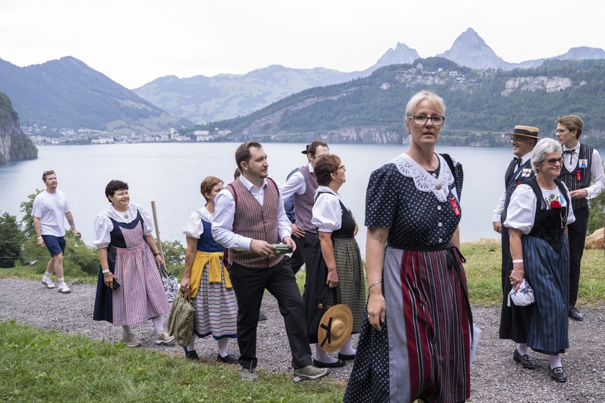 Die Trachtenleute aus der ganzen Schweit treffen auf dem Ruetli ein, anlaesslich der Bundesfeier auf dem Ruetli, welche im Zeichen von Kleiderwelten steht, am Samstag, 1. August 2026. (KEYSTONE/Urs Fl ...