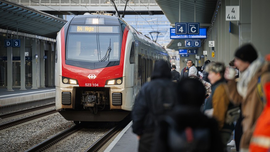 Un train arrive en gare ce lundi 9 decembre 2024 a la gare CFF de Renens. Le nouvel horaire CFF 2025 entrera en vigueur le dimanche 15 decembre. (KEYSTONE/Valentin Flauraud)