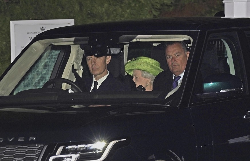 La reine Elizabeth II quittant le grand parc de Windsor, dans le Berkshire, en Angleterre.