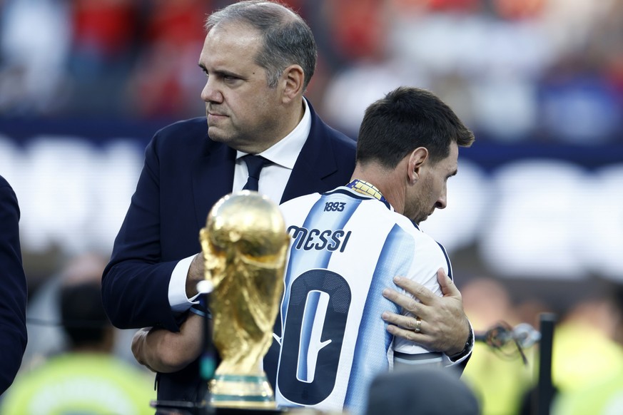 epa13121847 Lionel Messi of Argentina (R) interacts with Victor Montagliani, President of CONCACAF, during the awards ceremony after the FIFA World Cup 2026 final match Spain against Argentina, in Eas ...