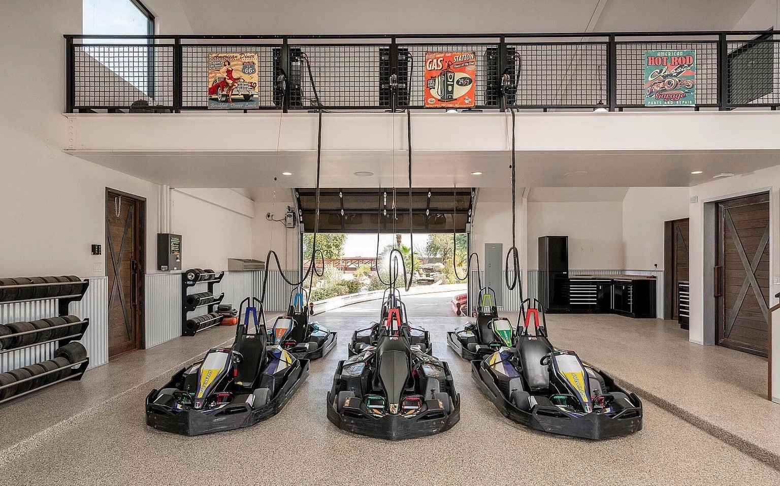 20 millionen für crazy villa mit gokart bahn in gilbert arizona https://www.zillow.com/homedetails/21423-S-147th-St-Gilbert-AZ-85298/59261224_zpid/