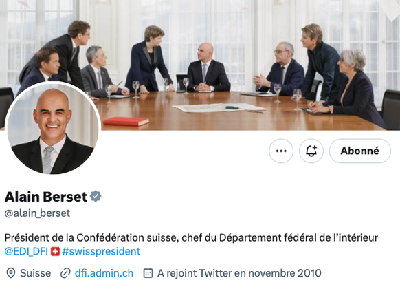 Voici à quoi ressemble le badge gris.