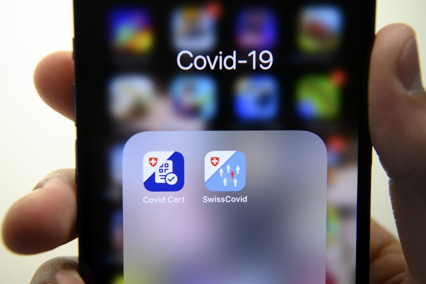 L&#039; APP Certificat Covid et l&#039;APP SwissCovid sont photographies sur un smartphone Apple le jour de sa mise a disposition sur l&#039;APP Store de Certificat Covid lors de la pandemie de Corona ...