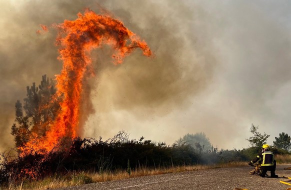 Des pompiers au travail dans le village de A Caniza, à Pontevedra, dans la région de Galice, c'était le 31 juillet dernier.