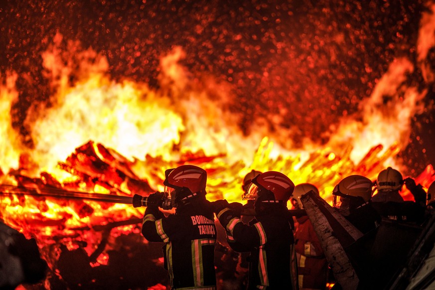 KEYPIX - epa12313389 Firefighters fight with a forest fire in Chaves, Vila Real, Portugal, 20 August 2025. The fire raging in Chaves, coming from Galicia (Spain), has already burned around 5,000 hecta ...