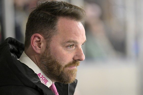 Ajoies Cheftrainer Julien Vauclair beim Eishockey-Qualifikationsspiel der National League zwischen dem HC Ajoie und dem HC Fribourg-Gotteron in der Raiffeisen Arena in Porrentruy, am Donnerstag, 2. Ma ...