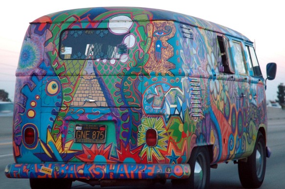 Un véhicule polyvalent: version hippie du minibus VW en Californie.
https://de.wikipedia.org/wiki/Datei:VW_Bus_T1_in_Hippie_Colors_2_retouched.jpg