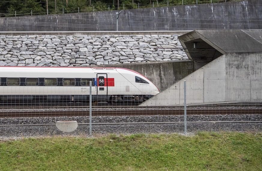 Der erste Personenzug faehrt nach dem Unterbruch durch die Ostroehre in Richtung Sueden in den Gotthard-Basistunnel am Freitag, 29. September 2023 in Erstfeld. Bei der Entgleisung eines Gueterzuges am ...