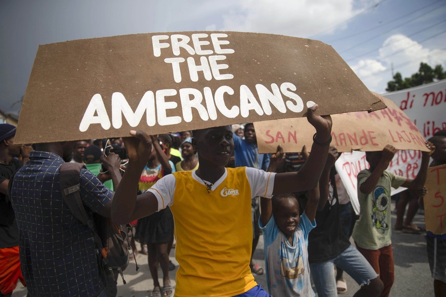 People protest for the release of kidnapped missionaries near the missionaries&#039; headquarters in Titanyen, north of Port-au-Prince, Haiti, Tuesday, Oct. 19, 2021. A group of 17 U.S. missionaries i ...